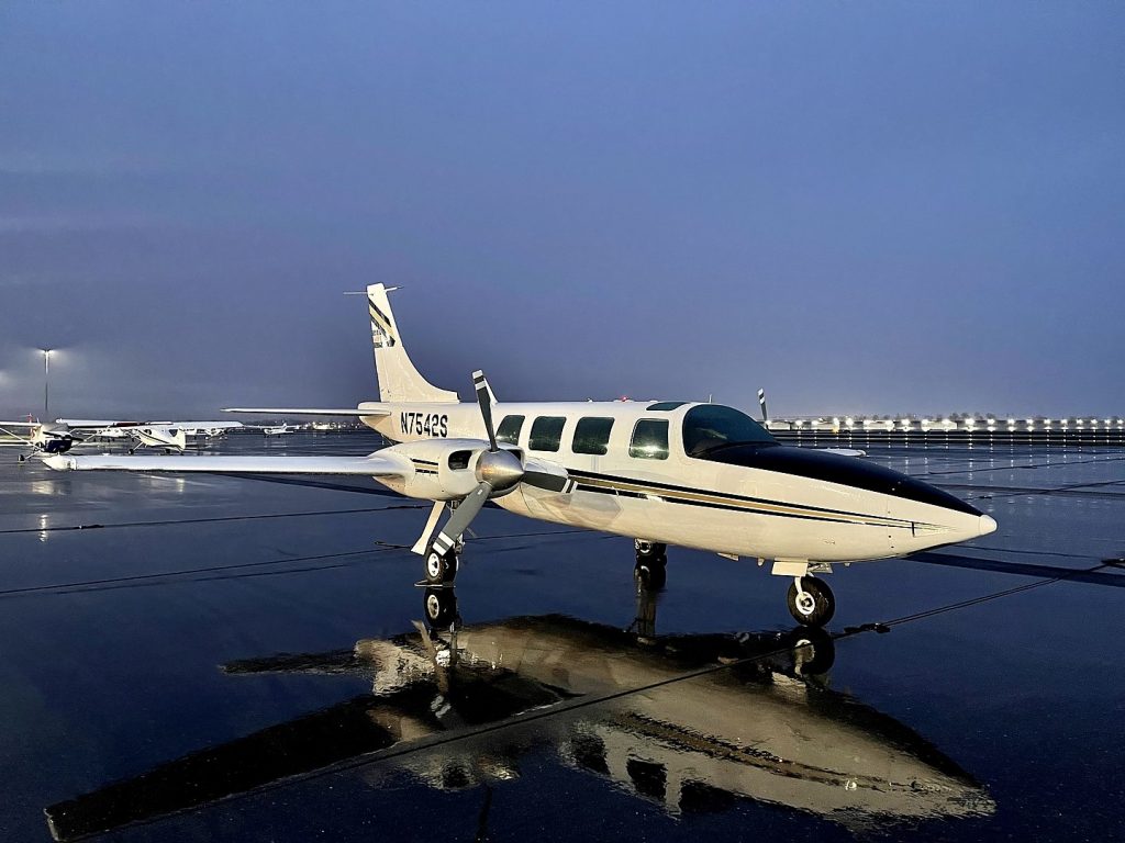 Piper Aerostar 600 piston for New York charter